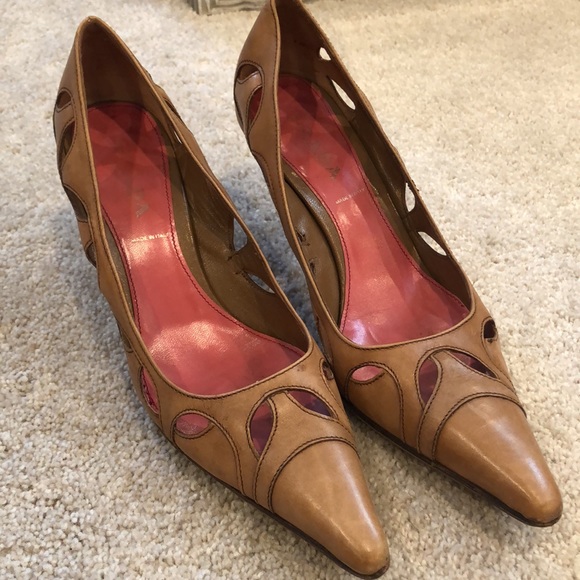 PRADA VINTAGE TAN LEATHER PUMPS - Picture 2 of 10
